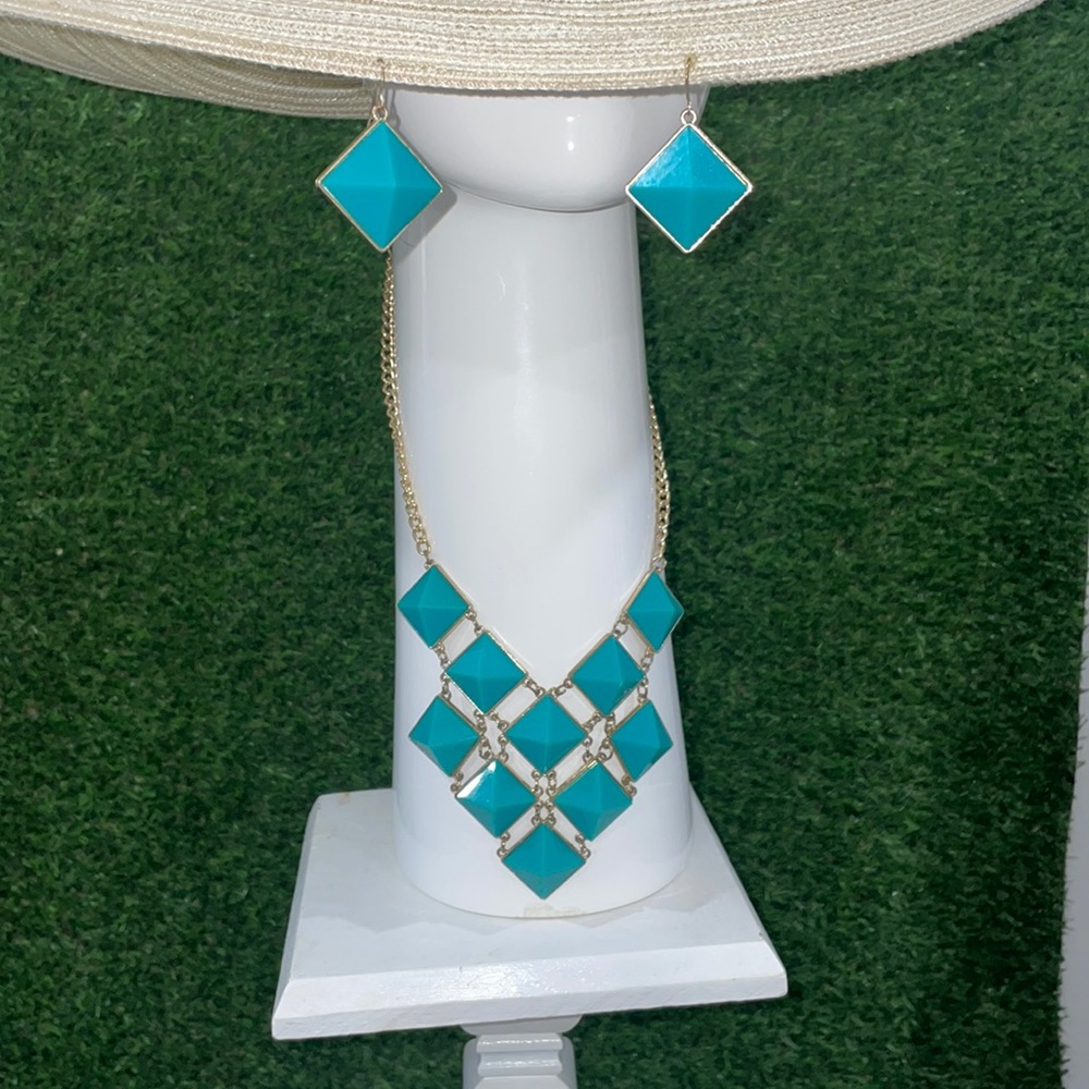 Statement necklace and earrings set!